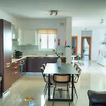 Bright & Spacious 3 Bedroom, Shared Garden Jell1-1