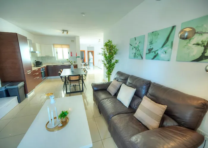 Bright & Spacious 3 Bedroom, Shared Garden Jell1-1