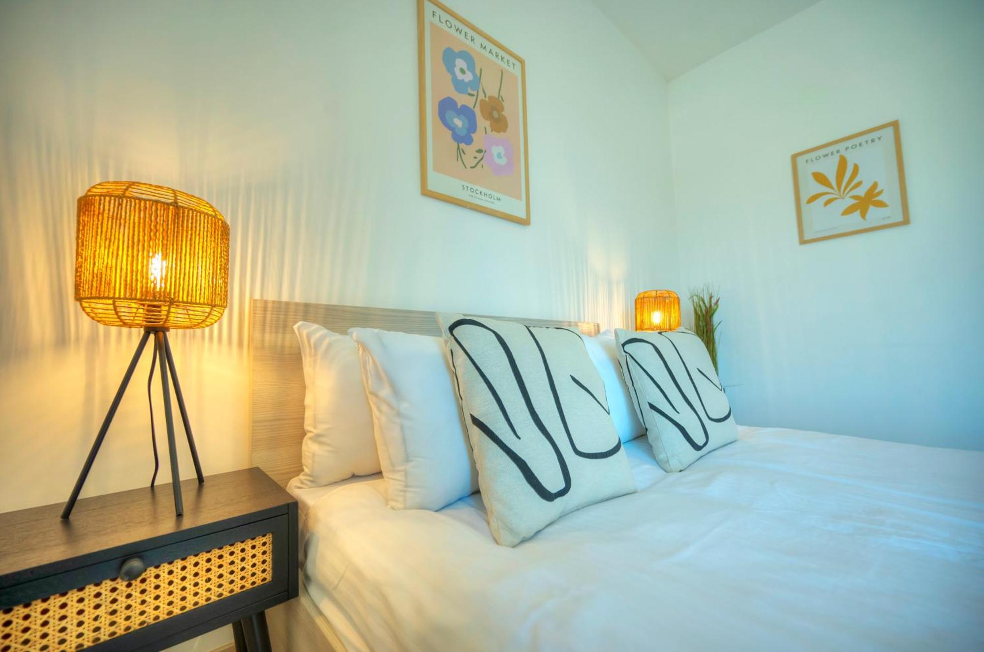 Bright & Spacious 3 Bedroom, Shared Garden Jell1-1 Apartment