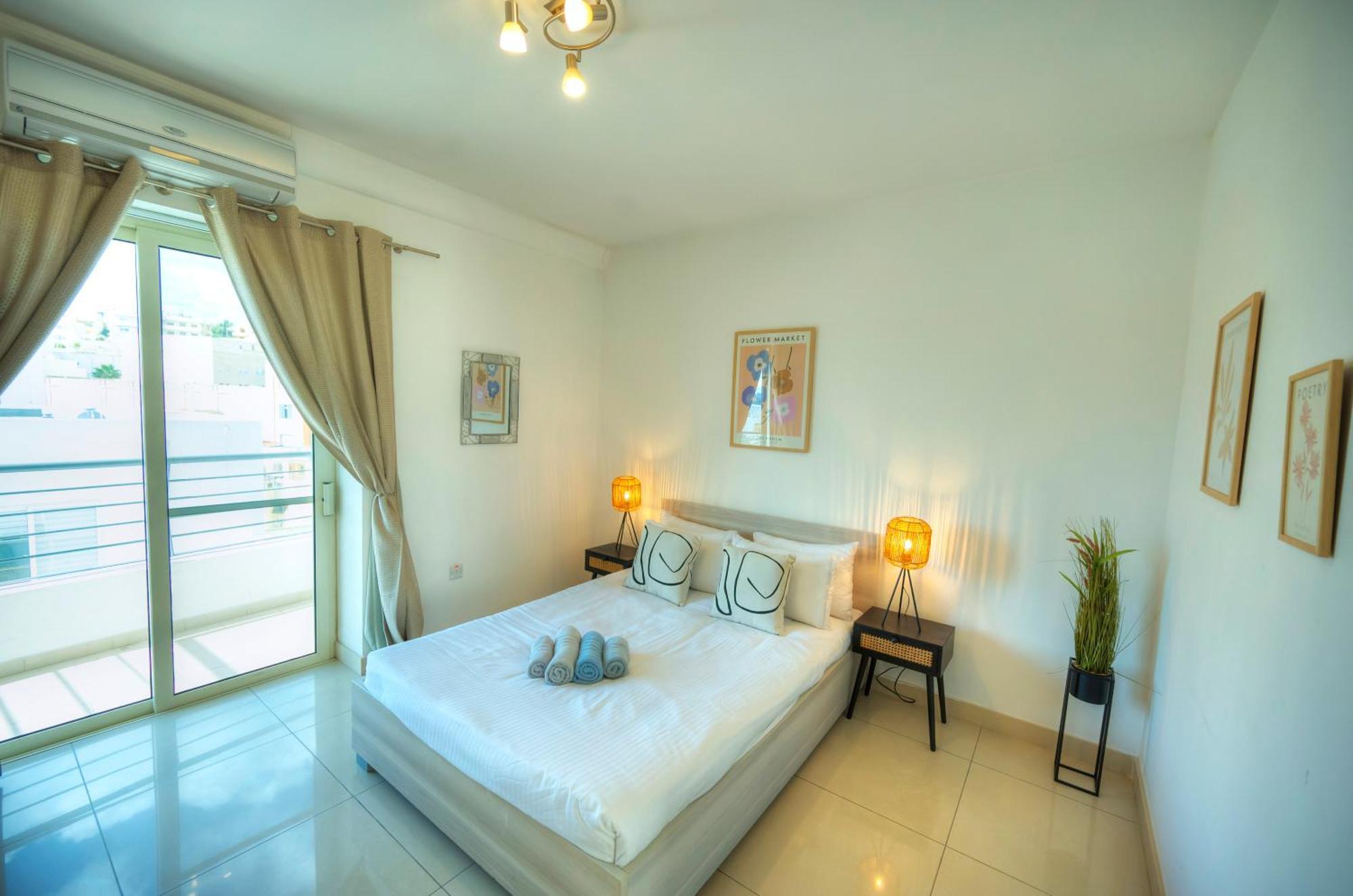 Bright & Spacious 3 Bedroom, Shared Garden Jell1-1 Apartment *