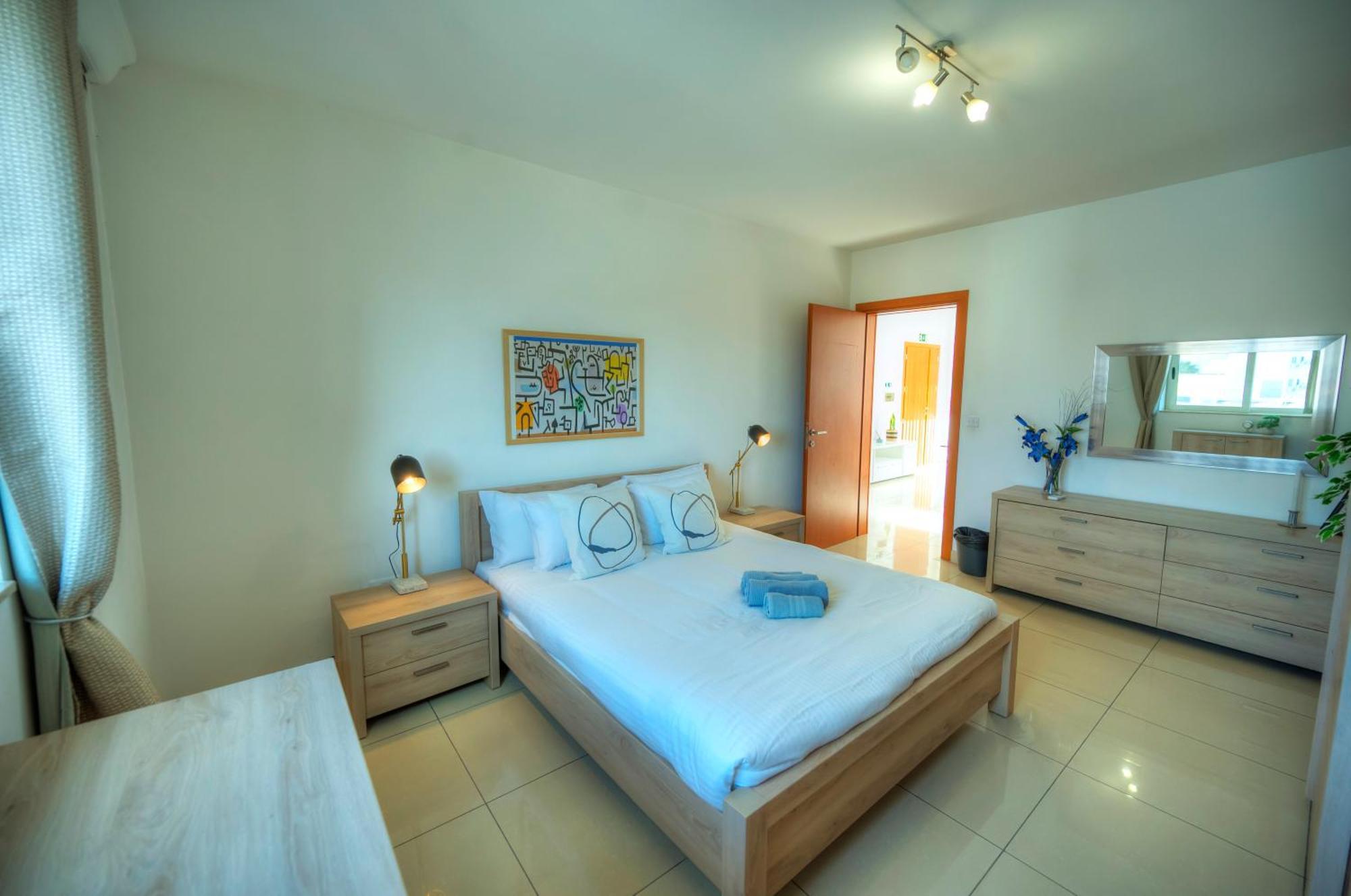 Bright & Spacious 3 Bedroom, Shared Garden Jell1-1 Apartment Gzira