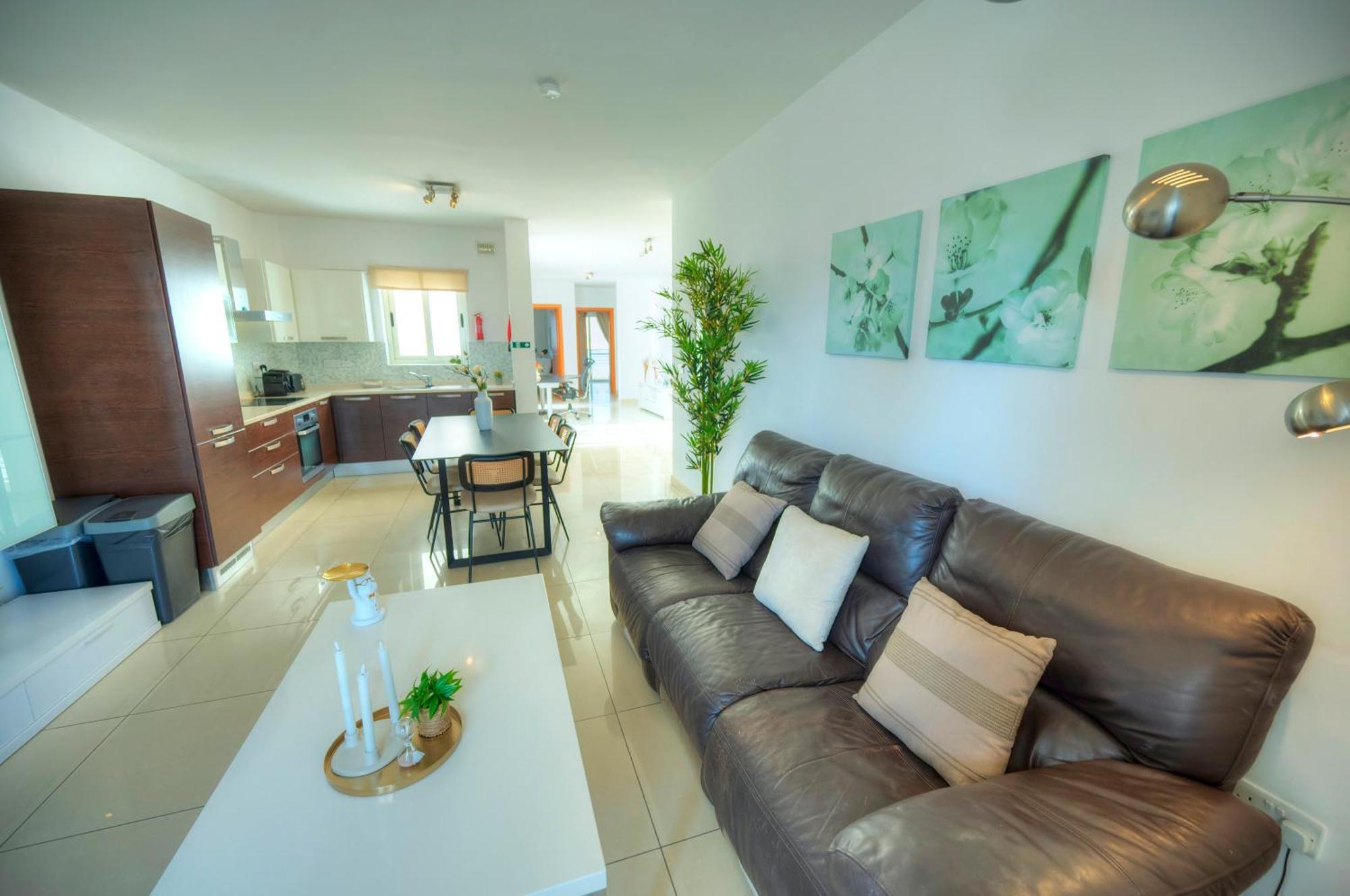 Bright & Spacious 3 Bedroom, Shared Garden Jell1-1 Apartment