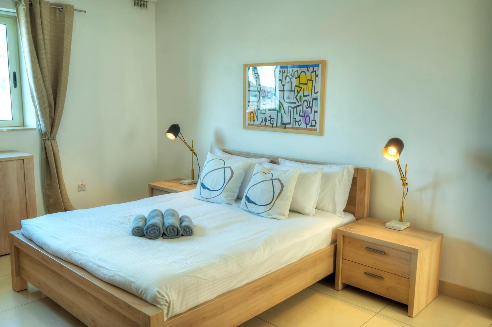 Bright & Spacious 3 Bedroom, Shared Garden Jell1-1 *