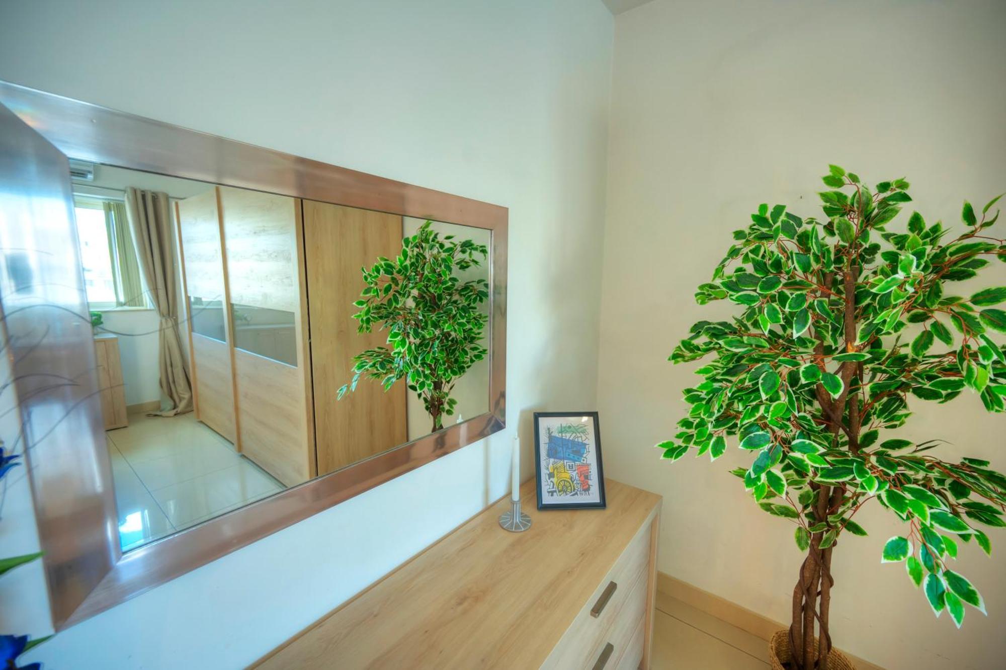 Bright & Spacious 3 Bedroom, Shared Garden Jell1-1
