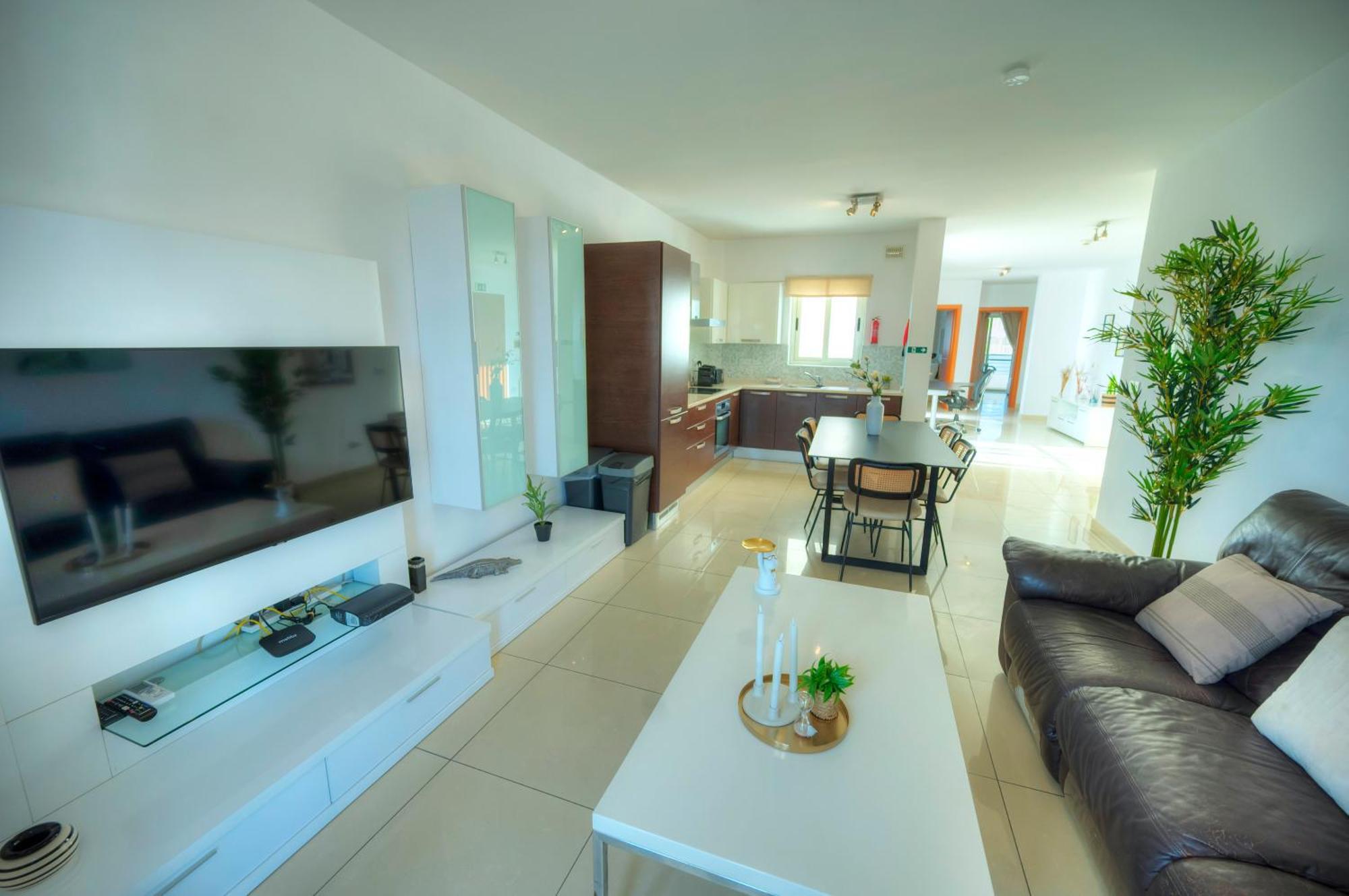 Bright & Spacious 3 Bedroom, Shared Garden Jell1-1 Apartment