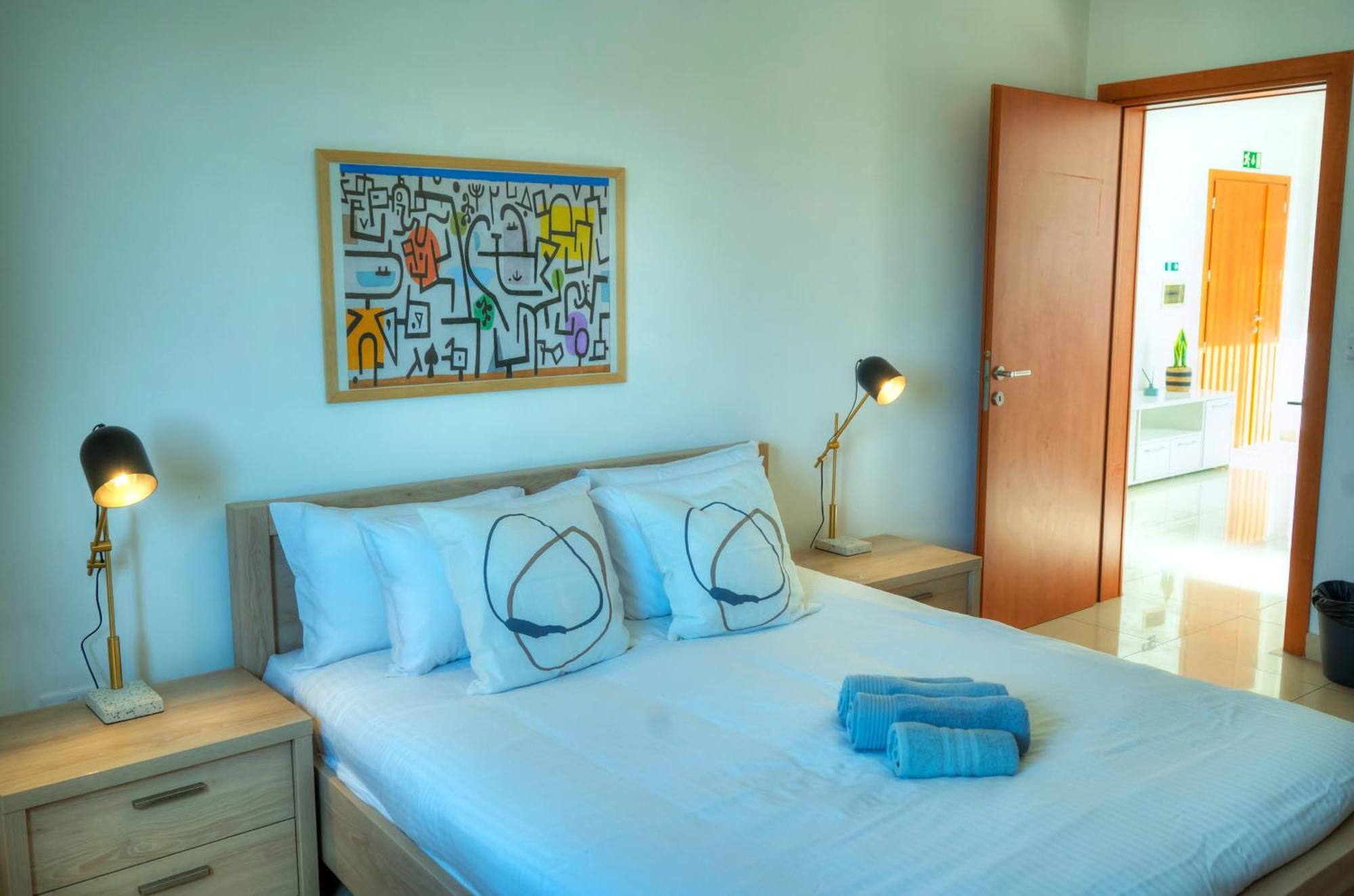 Bright & Spacious 3 Bedroom, Shared Garden Jell1-1 Apartment *