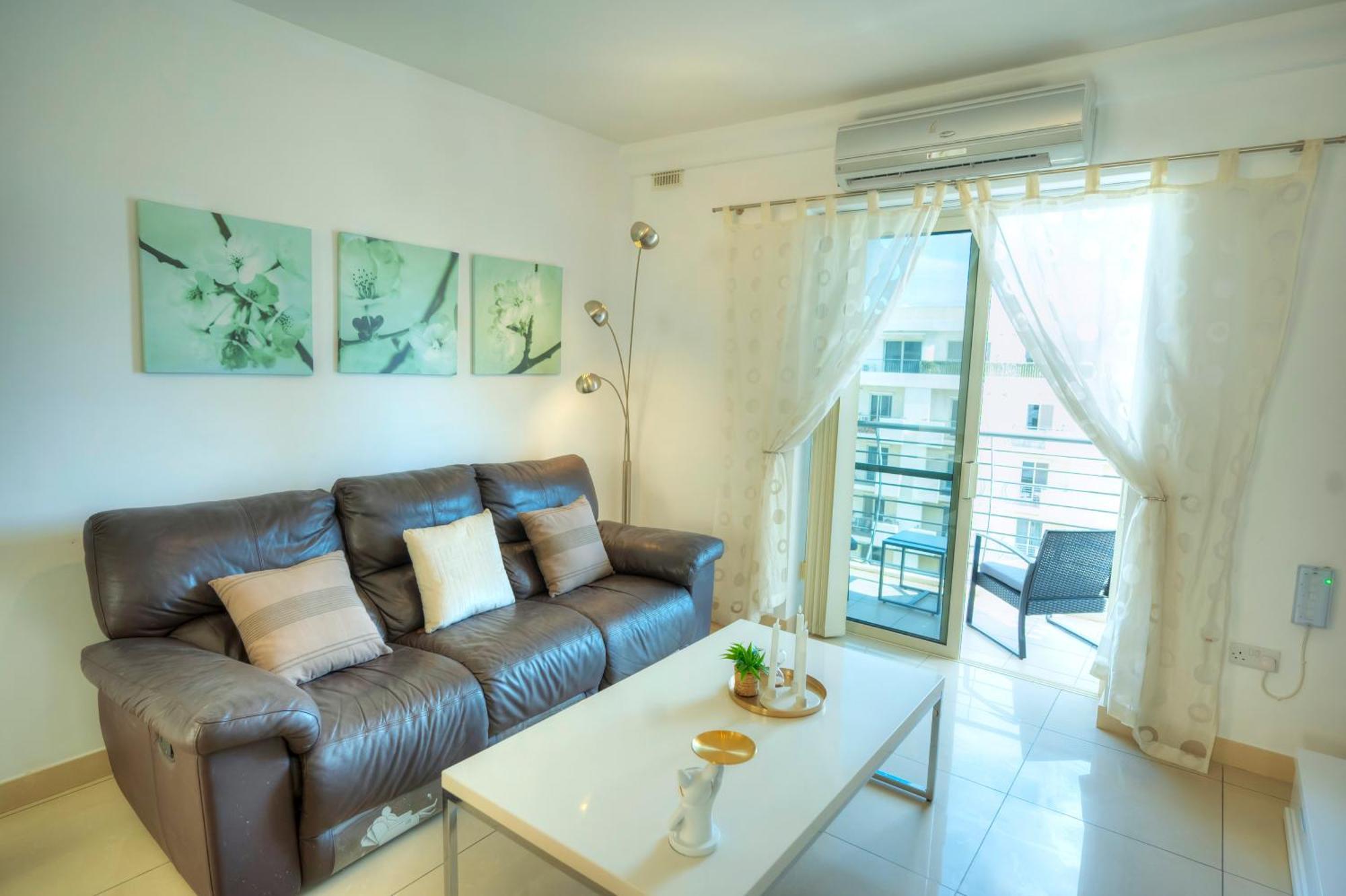 Bright & Spacious 3 Bedroom, Shared Garden Jell1-1 * Gzira