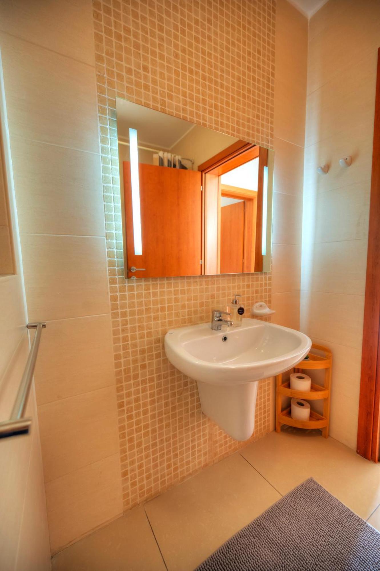 Bright & Spacious 3 Bedroom, Shared Garden Jell1-1 Apartment
