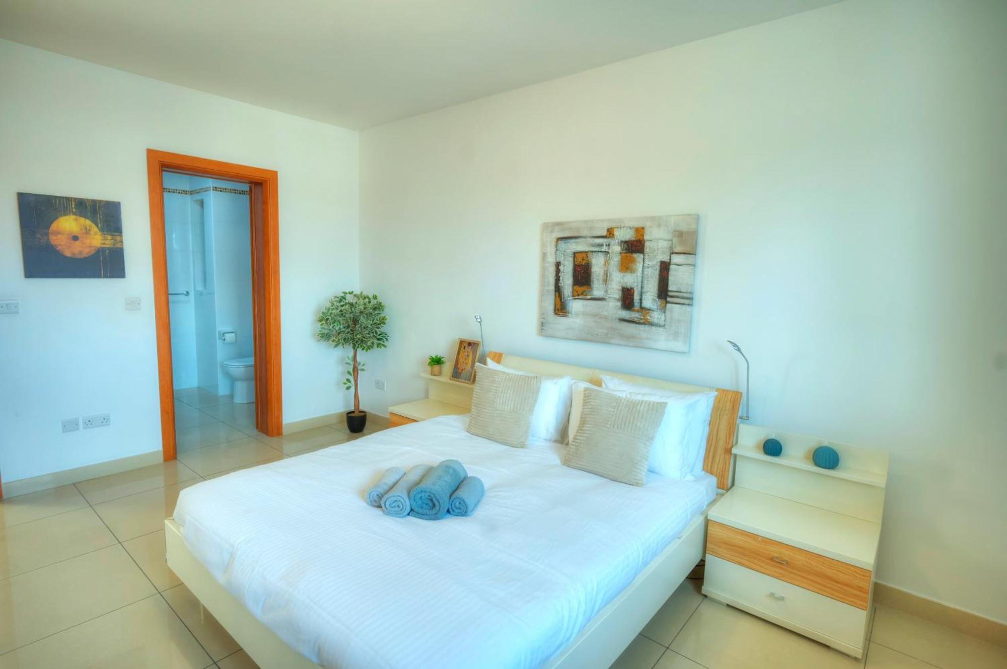 Bright & Spacious 3 Bedroom, Shared Garden Jell1-1 Gzira