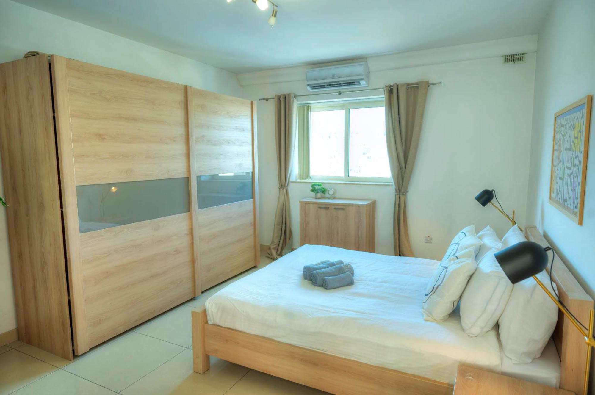 Bright & Spacious 3 Bedroom, Shared Garden Jell1-1