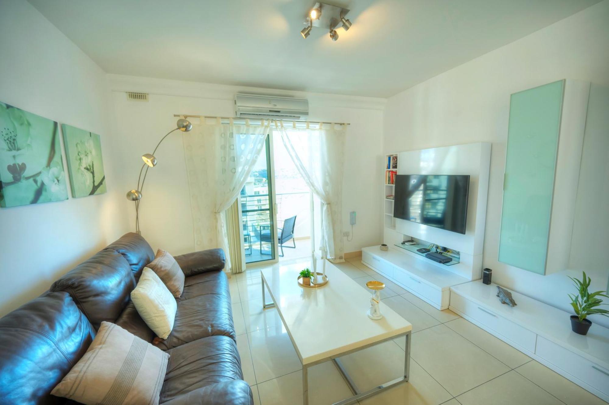 Bright & Spacious 3 Bedroom, Shared Garden Jell1-1 Apartment
