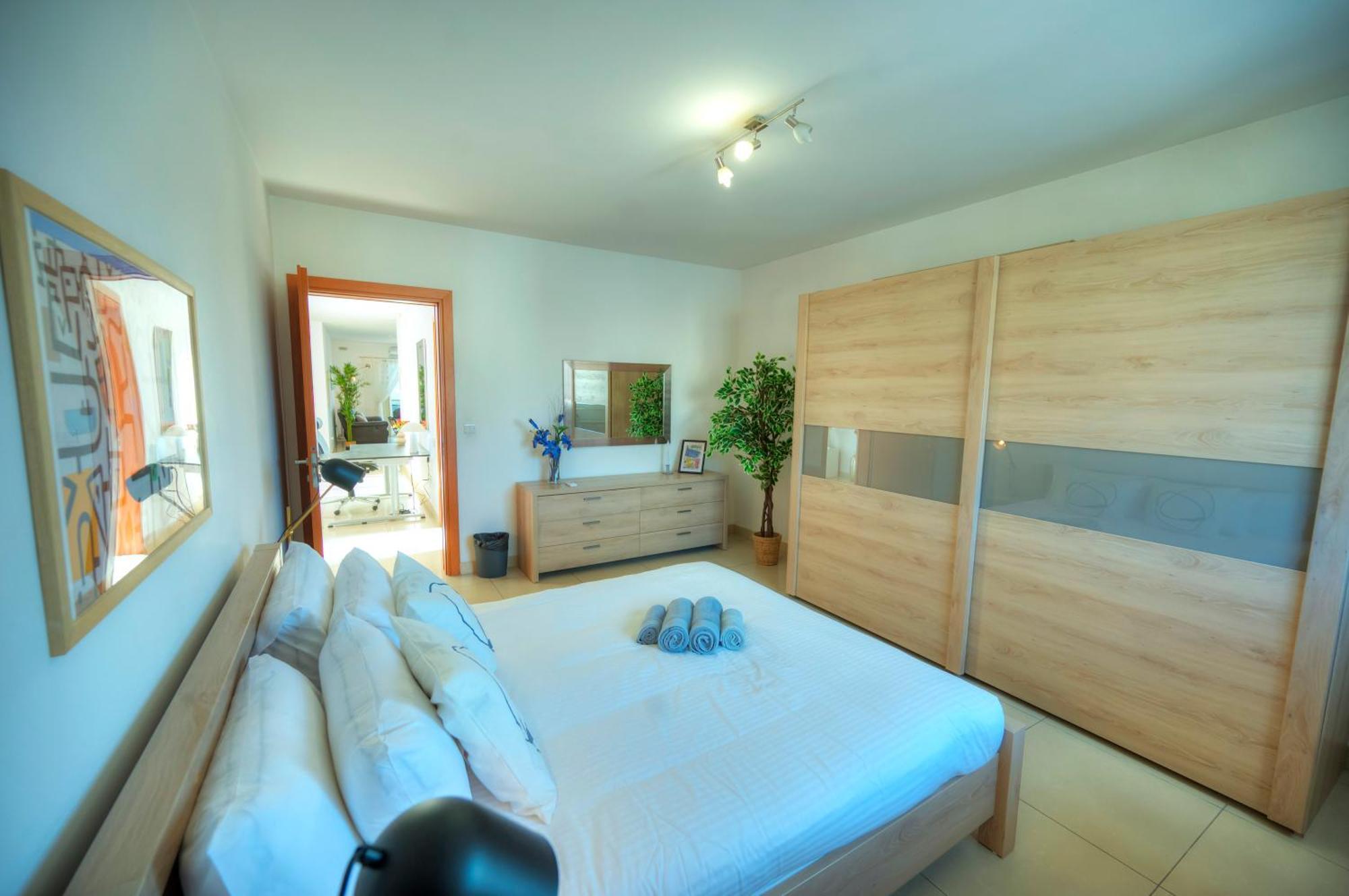 Bright & Spacious 3 Bedroom, Shared Garden Jell1-1 Apartment Gzira